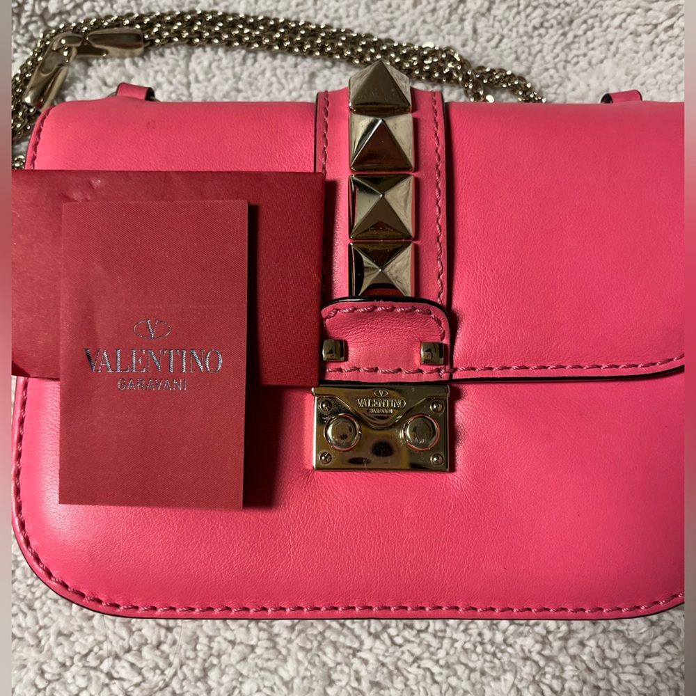 Valentino Garavani Vitello Small Glam Lock Rockstud Flap Fuxia Fluo
